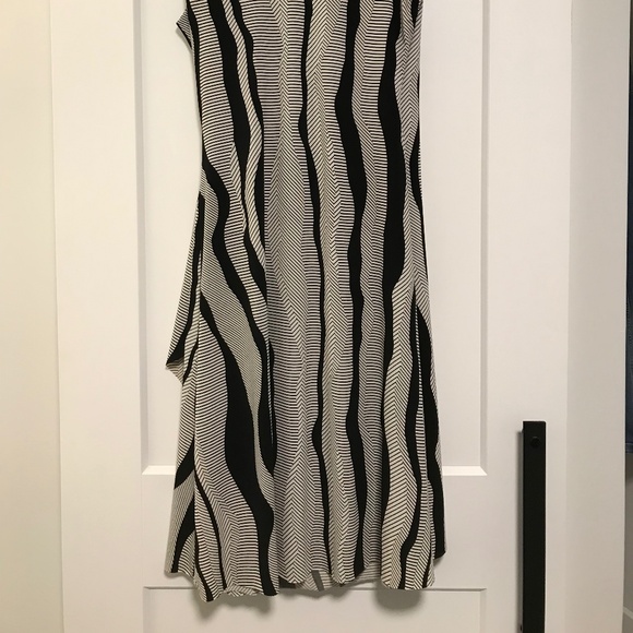 Tea berry sleeveless dress, Size 10, black and white - Picture 3 of 3